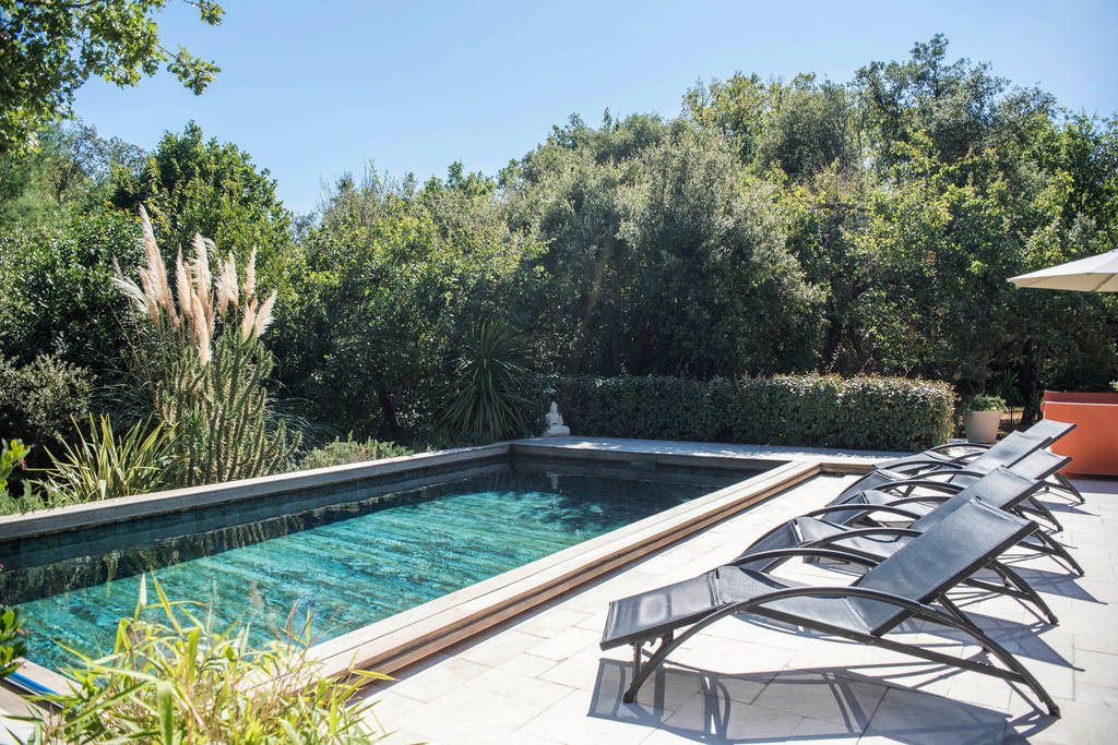 Calme et repos assuré,belle villa sans vis  vis avec piscine,Cte d'Azur France.