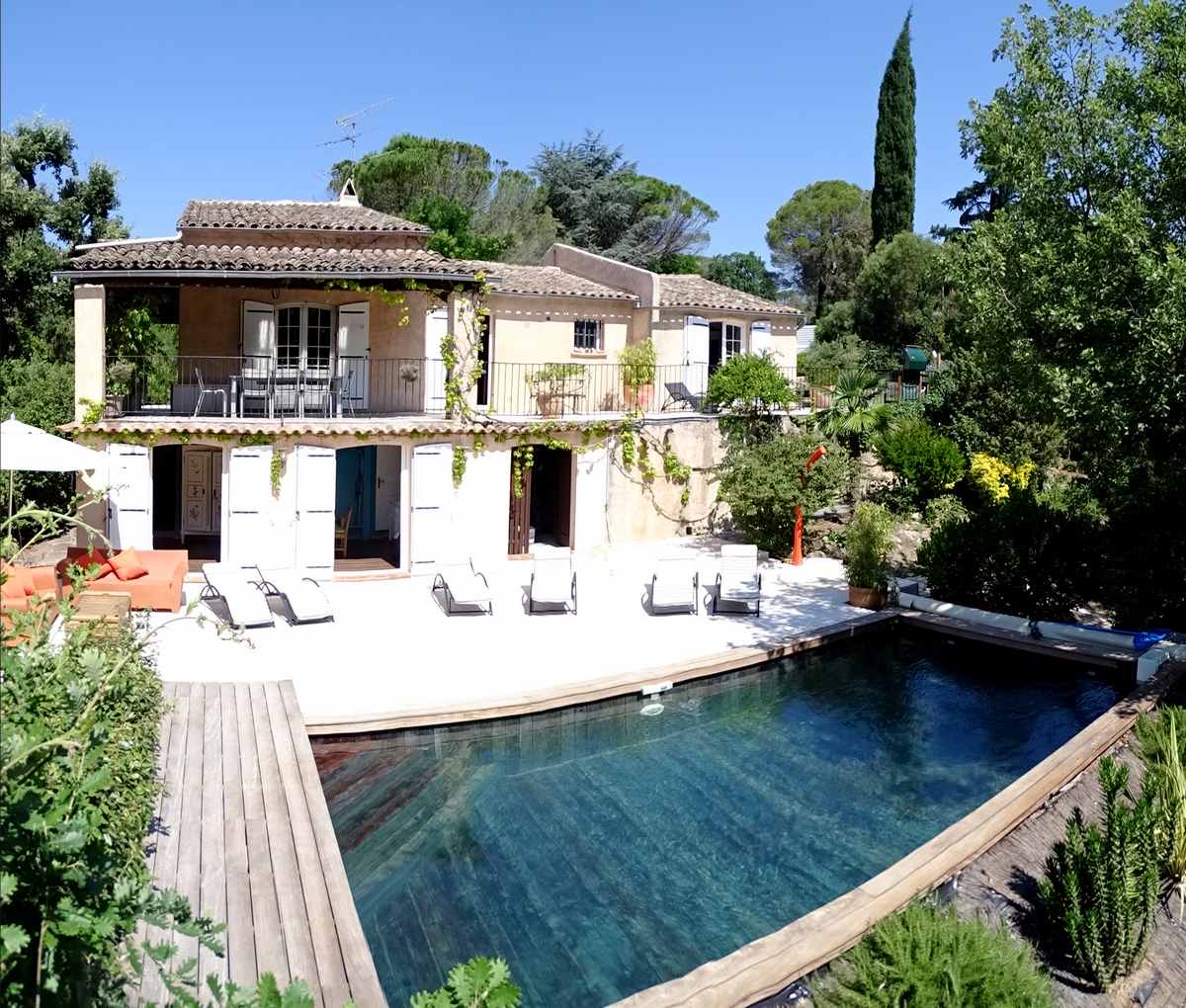 Holiday villa rental in Saint-Raphael France villa with large pool near beaches and golf. 