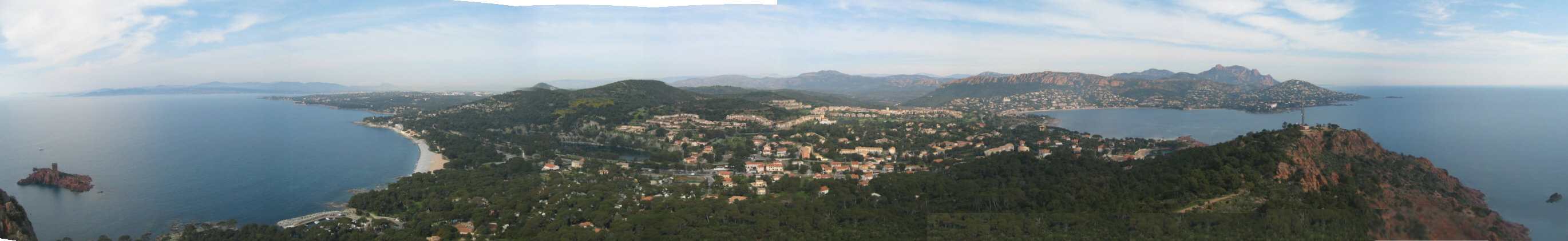 Du sémaphore, une vue 
                imprenable sur la plage du débarquement, le Dramont, la baie d'Agay, Anthéor et le massif de l'Esterel.