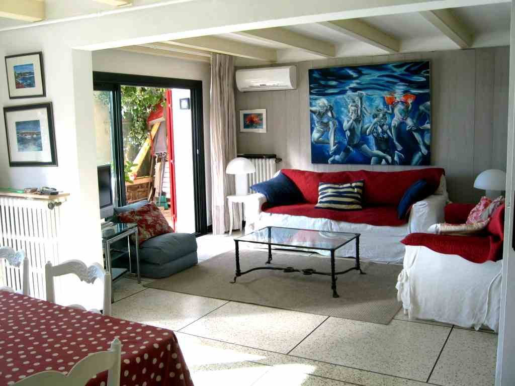 Location villa vacances pied dans l'eau Agay Riviera France.


